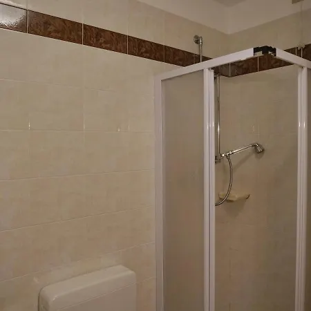 Cardellino, Piccolo E Accogliente Dietro La * Grado