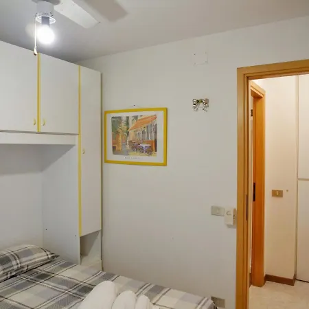 Cardellino, Piccolo E Accogliente Dietro La *