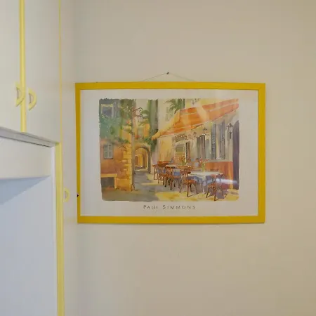 Cardellino, Piccolo E Accogliente Dietro La Grado