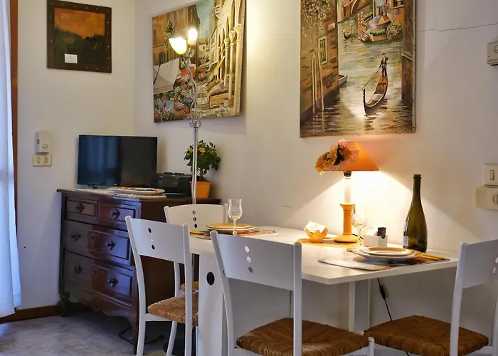 Cardellino, Piccolo E Accogliente Dietro La * غرادو