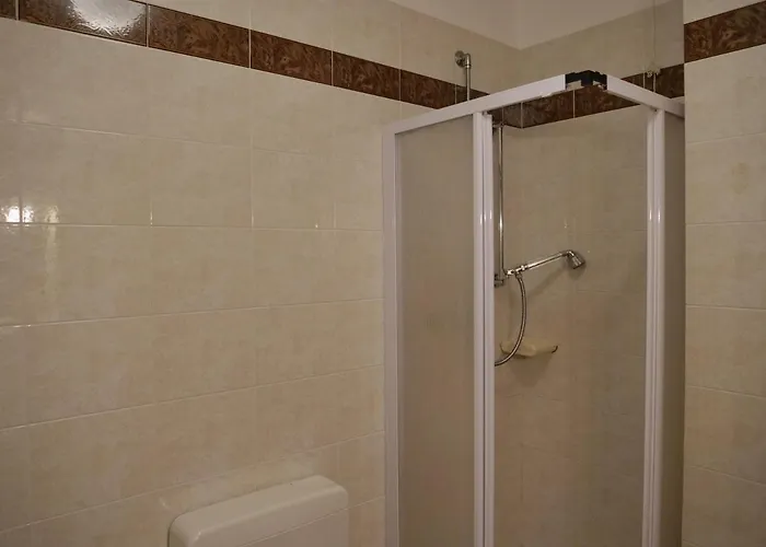 Cardellino, Piccolo E Accogliente Dietro La * غرادو