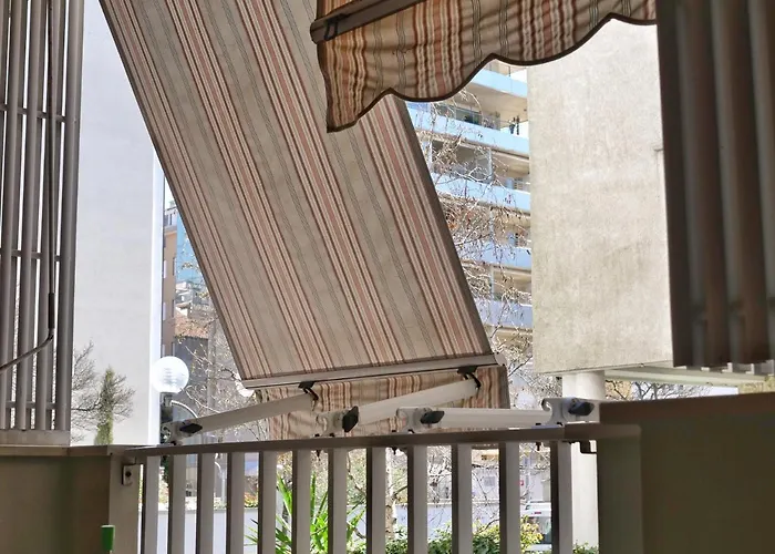 Cardellino, Piccolo E Accogliente Dietro La * غرادو