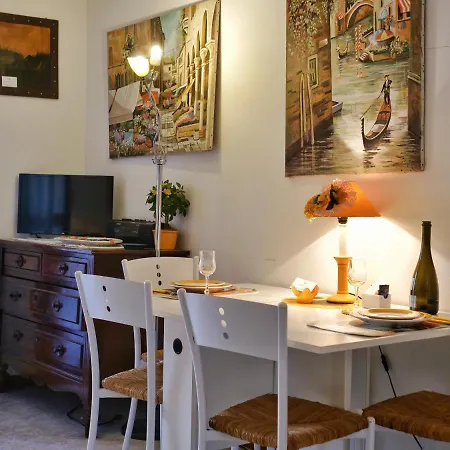 Cardellino, Piccolo E Accogliente Dietro La * Grado