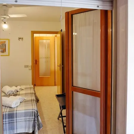 Cardellino, Piccolo E Accogliente Dietro La Feriehus *