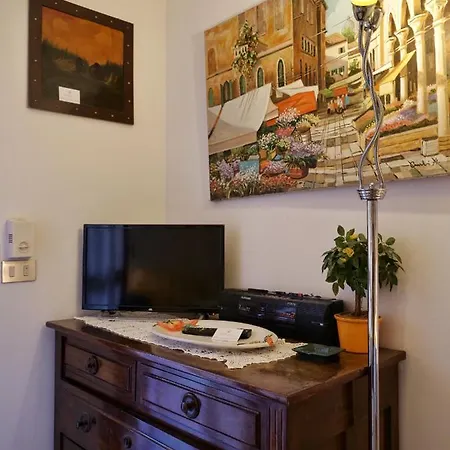 Cardellino, Piccolo E Accogliente Dietro La Feriehus *