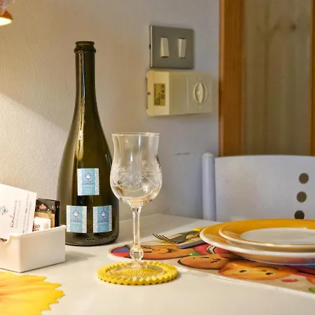 Cardellino, Piccolo E Accogliente Dietro La