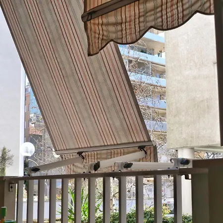 Cardellino, Piccolo E Accogliente Dietro La * Grado