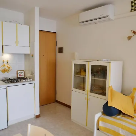 Cardellino, Piccolo E Accogliente Dietro La *