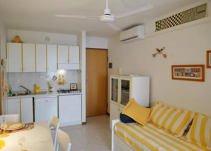 Cardellino, Piccolo E Accogliente Dietro La