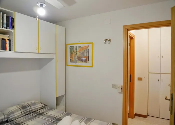 Cardellino, Piccolo E Accogliente Dietro La *