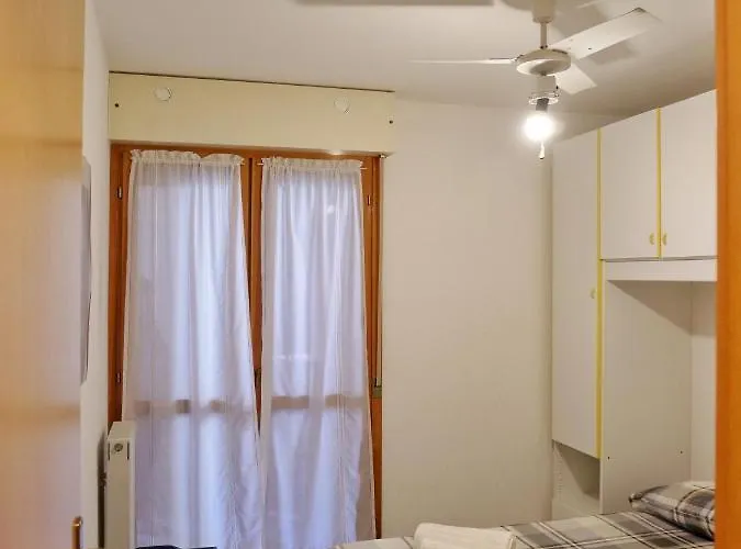 Cardellino, Piccolo E Accogliente Dietro La *