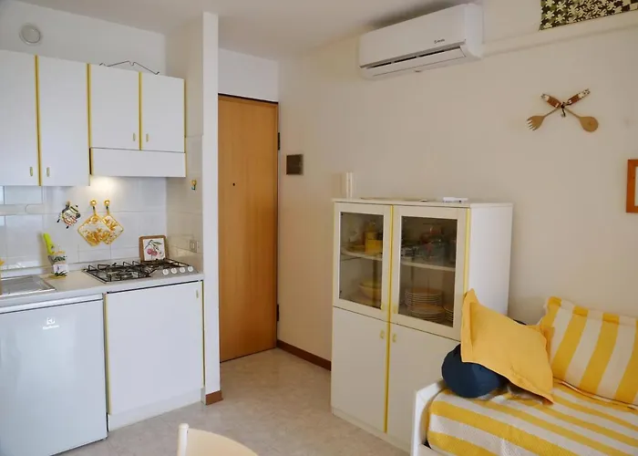 Cardellino, Piccolo E Accogliente Dietro La *